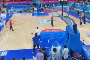 姿勢(shì)美如畫(huà)！CBA現(xiàn)場(chǎng)球迷三分命中后，非常興奮！